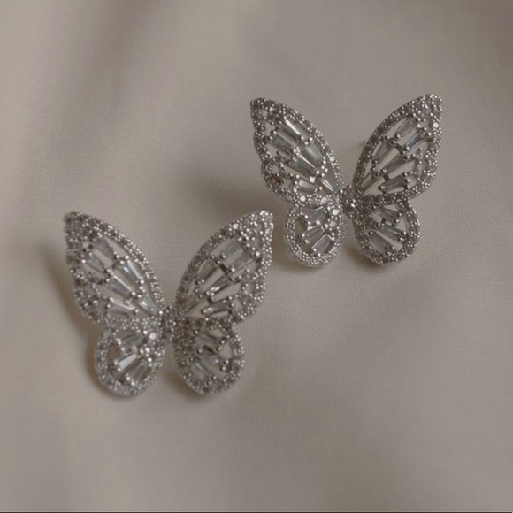🦋NEW Gorgeous Silver Butterfly Stud Earrings🦋 - Picture 2 of 5